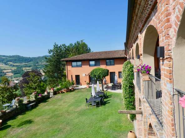 selectedhomespiemonte_monasterobormida_monferrato_barbera_pool_cascina_farmhouse_cr-168200103